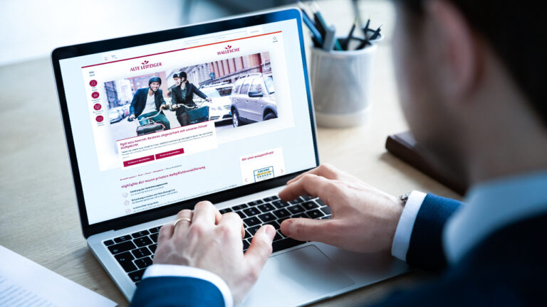 Ein Mann sitzt am Laptop und besucht das Gesundheitsportal der Hallesche Krankenversicherung.