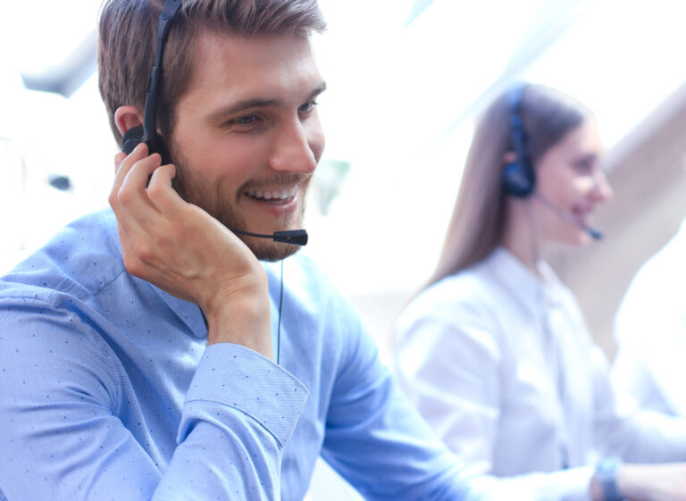 Ein Mann mit Headset berät einen Kunden zum Thema Pflege.