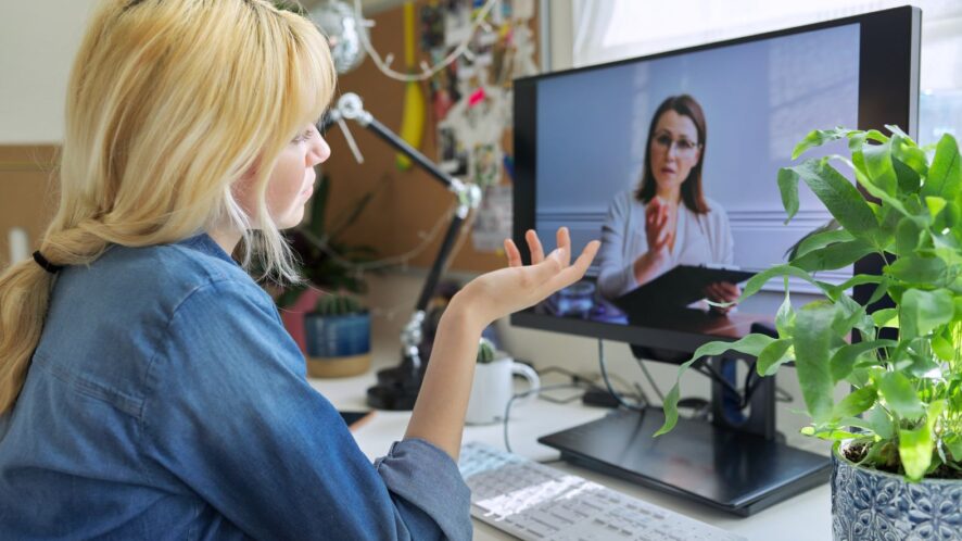 Frau bei einer Videosprechstunde